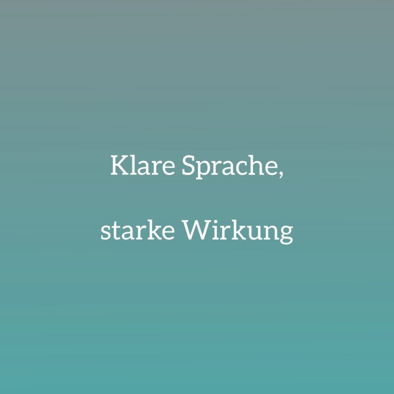 klare Sprache starke Wirkung Text auf einem verlaufenden Hintergrund: "Klare Sprache, starke Wirkung".